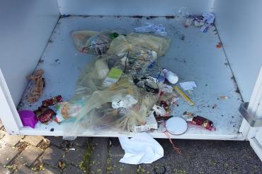 Restmüll gehört nicht in den Altkleidercontainer. 
