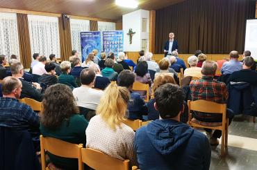 Steffen Höhn stellt im gut besuchten Pfarrsaal St. Josef sein Programm vor und beantwortet Fragen.