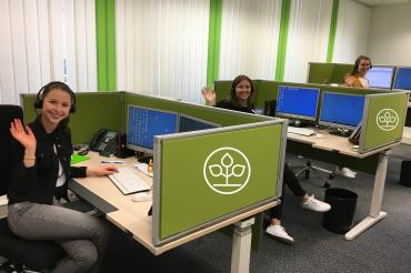 Auf dem Bild zu sehen (von links): Die AOK-Mitarbeiterinnen Stefanie Langer, Sarah Bauer und Lisa Böswald unterstützen an den drei zusätzlich eingerichteten Telefoniearbeitsplätzen.