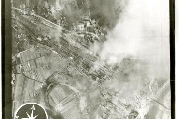 Bombardierung des Bahnhofgeländes Donauwörth. Um überprüfen zu können, ob die Ziele auch getroffen wurden, entstanden während oder nach den Angriffen Luftaufnahmen. Auch heute können solche Bilder noch Hinweise auf mögliche Blindgänger geben.