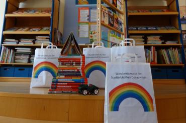 Die Donauwörther Stadtbibliothek bietet in Zeiten von Corona einen besonderen Service für die Bibliothekskunden im Stadtgebiet an: Es werden „Wundertüten“ gepackt, die verschiedene Medien enthalten und für die Zeit zuhause ein Angebot sein sollen. 