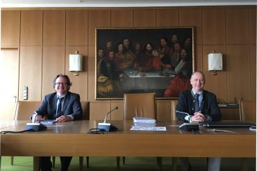 Der Kaufvertrag für das letzte Teilstück des Kasernen-Areals wurde unterzeichnet: Oberbürgermeister Armin Neudert und Hans-Peter Fehr, Leiter Verkaufsteam München der Bundesanstalt für Immobilienaufgaben.