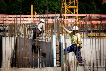 Alle Hände voll zu tun: Trotz Corona verzeichnet die Baubranche volle Auftragsbücher und solide Umsätze. Jetzt profitieren auch die Handwerker. Im April ist der Mindestlohn für Maurer & Co. gestiegen.
