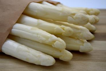 "Weißes Gold" oder "königliches Gemüse" - der Spargel hat viele klangvolle Namen und gilt nicht nur unter Fein-schmeckern als Delikatesse. 