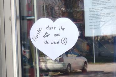 Ein Kunde bedankt sich bei seinem Dorfladen.