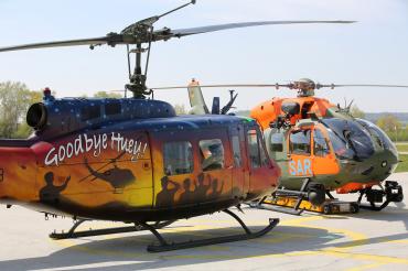 Am vergangenen Freitag wurde im Werk Donauwörth die vierte H145 in der Konfiguration als Rettungshubschrauber LUH SAR an die Bundeswehr ausgeliefert. Mit dabei war gestern auch eine Maschine vom Typ UH-1D in einer besonderen Lackierung.
