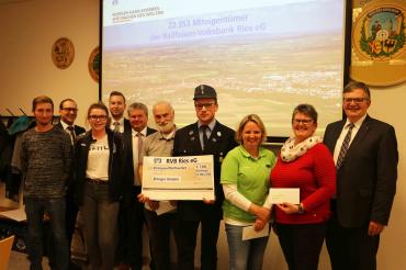 Gruppenfoto bei der Spendenübergabe in Ehingen 
