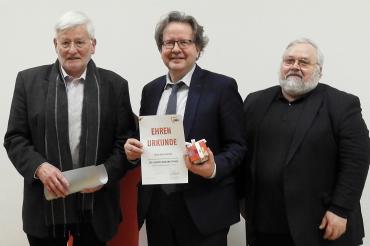 Mit der Goldenen Verdienstspange, der höchsten Auszeichnung der schwäbischen AWO, ehrte der Präsidiumsvorsitzende Dr. Heinz Münzenrieder den Donauwörther Oberbürgermeister Armin Neudert und den Vorsitzenden des AWO-Kreisverbands Donau-Ries, Heiner Kopriwa. 
