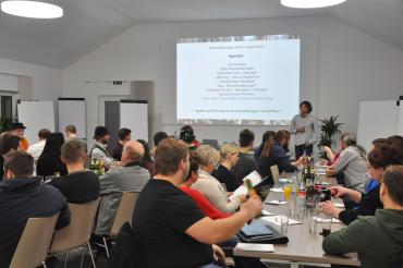 Vortrag vor Zuhörern mit Bildschirmpräsentation