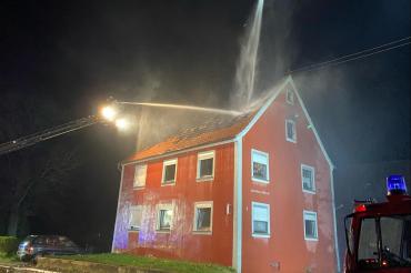 Rauchendes Haus wird mit Wasser gelöscht