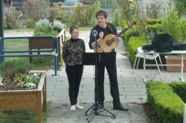 Mann und Frau mit Gitarre im Garten