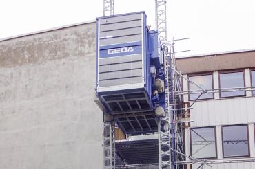 Ein Personen- und Materialaufzug der neuen Multilift-Generation ist erstmals auf einer Baustelle im norwegischen Hamar im Einsatz