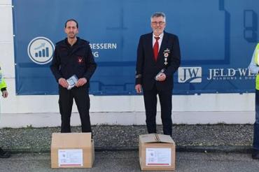 Auf dem Bild zu sehen (von links): Christian Hammling, EHS-Manager am Standort Oettingen, Daniel Härtle, Kommandant FFW Oettingen, Friedrich Ackermann, BRK und Werkleiter Wolfgang Oswald. 