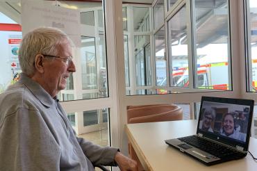 Ein Bewohner des BRK-Pflegezentrums skypet mit seinen Angehörigen. 