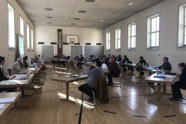 Am vergangenen Mittwochabend wurde der Haushalt der Stadt Donauwörth für das Jahr 2020 verabschiedet. Aufgrund der Corona-Pandemie tagte der Ferienausschuss des Rates in der Turnhalle in der Zirgesheimer Straße. 