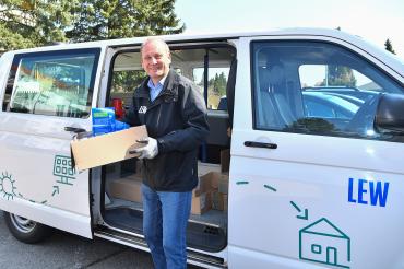 LEW Mitarbeiter mit Geschenkkarton