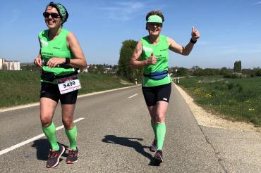 Zwei Läuferinnen auf der Straße