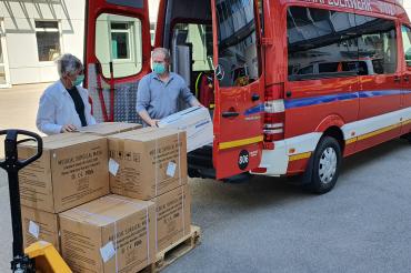 Airbus Helicopters ist dem Aufruf von Landrat Stefan Rößle gefolgt und hat 20.000 chirurgische Masken sowie 200 FFP2-Masken mit Filter an die Donau-Ries Kliniken und Seniorenheime gKU übergeben.