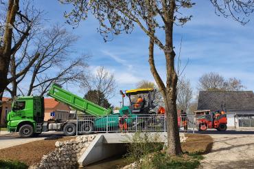 Asphaltierung, Baumaschinen auf Brücke in Baldingen