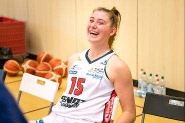 Luisa Geiselsöder im Trikot, lachend