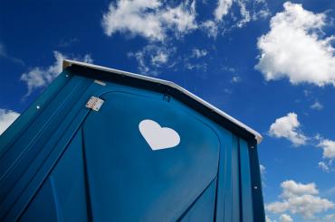 Pflanzen und Ernten auf den Feldern mit „Hygiene-Extras“: „Fließendes Wasser zum regelmäßigen Händewaschen ist Pflicht – und das übliche Mobil-WC ohne Wasseranschluss damit tabu“, fordert die Agrar-Gewerkschaft IG BAU.