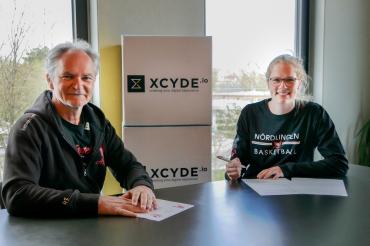 Auf dem Bild zu sehen (von links): Kurt Wittmann, sportlicher Leiter BG Donau-Ries, und Neuzugang Anneke Schlüter. 