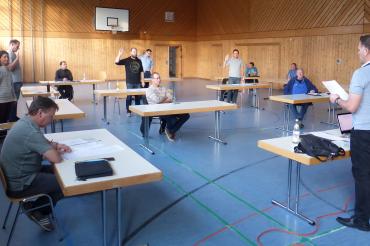 Bürgermeister Weiß bei der Vereidigung der fünf neuen Gemeinderatsmitglieder.