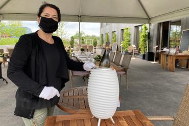 Doris Hihn mit Gesichtsschutz auf Terrasse