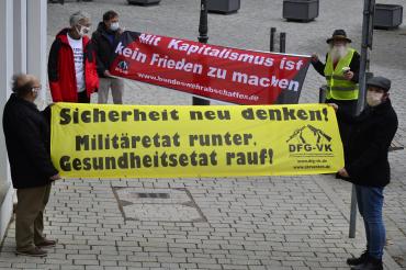 Die Deutsche Friedensgesellschaft Nordschwaben (DFG-VK) hatte für den Nachmittag ihre Freund*Innen und andere linke Bewegte zu einem Maienspaziergang in der Nördlinger Fußgängerzone aufgerufen.