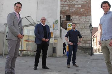 Das Bild zeigt die Webcam Inbetriebnahme in Donauwörth mit (von links) Oberbürgermeister Jürgen Sorre, Dekan Robert Neuner, Technikverantwortlichem Michael Öhlhorn und Thomas Krepkowski.