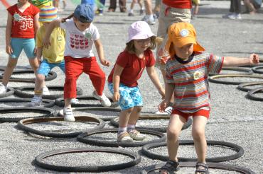 Das Bild zeigt Kleinkinder, die an der Knaxiade teilnehmen. 