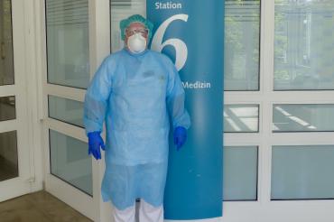 Das Bild zeigt Stationsleiterin Martina Kolb in ihrer Schutzausrüstung.