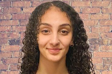 Junge Frau mit XCYDE Angels T-Shirt