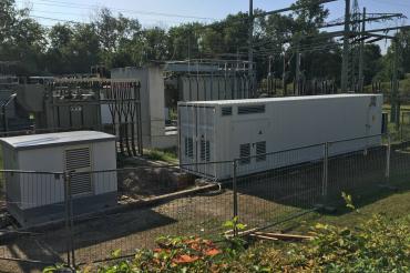 Die an das Kraftwerk gekoppelte Lithium-Ionen-Batterie wird mit dem Strom aus den Wasserkraftturbinen des Kraftwerks Rain am Lech gespeist. Die Batterie hat eine Kapazität von mehr als 1.600 Kilowattstunden und ermöglicht aktuell eine Primärregelleistung von maximal drei Megawatt.