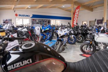Suzuki-Motorräder in Ausstellungshalle