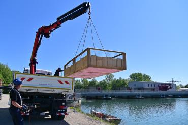 Laster mit Kran und Brutfloß am Lechufer
