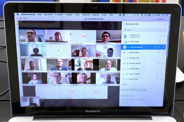 Bildschirm mit Videokonferenz