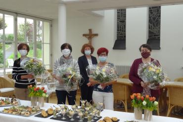 Auf dem Bild zu sehen von links: Hertle Lydia – Hauswirtschaft, Wolf Adelheid – Hauswirtschaft, Schäfer Angelika – Einrichtungsleiterin, Tengler Christa – Pflegekraft und Volk Hannelore – Pflegekraft. 