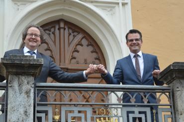Armin Neudert (links) übergibt den Rathausschlüssel an den neuen Oberbürgermeister Jürgen Sorré. 