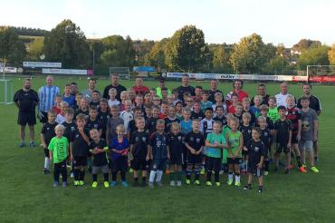 Für die zahlreichen Kinder- und Jugendspieler der SpVgg Ederheim wollen die Verantwortlichen mobile Tore für den Trainingsbetrieb anschaffen. Ein Projekt, das über Crowdfunding und mit Hilfe der Raiffeisen-Volksbank Ries finanziert werden soll. 