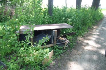 Hasenstall illegal im Wald entsorgt