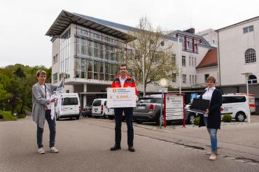 Spendenübergabe vor dem BRK Pflegeheim in Donauwörth