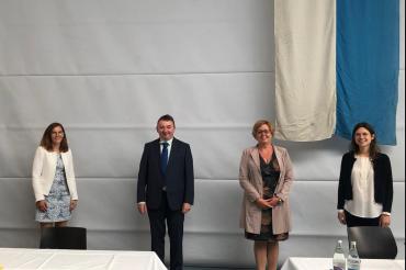 Fünf Personen vor Turnhallentrennwand