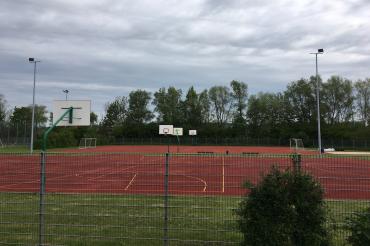 Freiluft-Sportanlage mit Baketballkörben