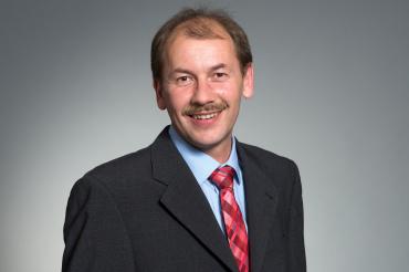 Karlheinz Götz im Anzug