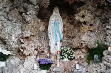 Mariengrotte mit Figur, Kerzen und Blumen
