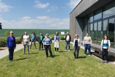 Kreistagsabgeordnete Grüne/Frauenliste/Linke auf Wiese vor B+ Zentrum
