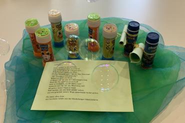 Zettel mit Gedicht und Seifenblasen