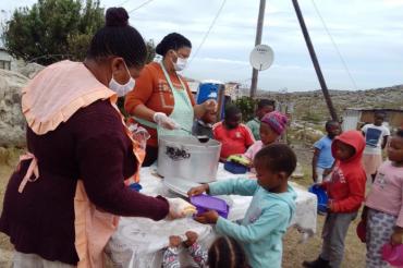 Essenausgabe an Kinder in Südafrika