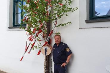 Thomas Schneid vor seiner „Liebesmaie“ im Innenhof der Polizeiinspektion. 